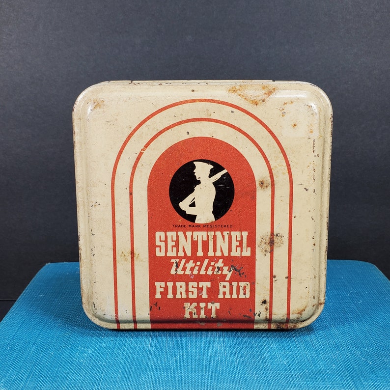 Boîte de rangement en métal vintage pour premiers soins, rouge blanc, boîte de rangement en métal, utilitaire sentinelle, trousse de premiers soins, boîte de rangement pour salle de bain, fabriquée aux États-Unis image 2