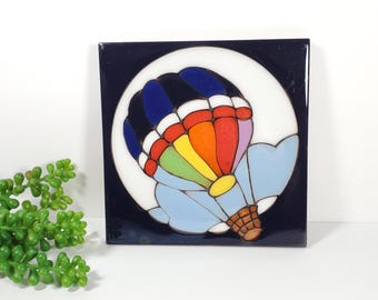 Piastrella artistica vintage, arcobaleno, mongolfiera, piastrella in ceramica dipinta a mano, sottopentola da parete, sottopentola arcobaleno, cielo blu