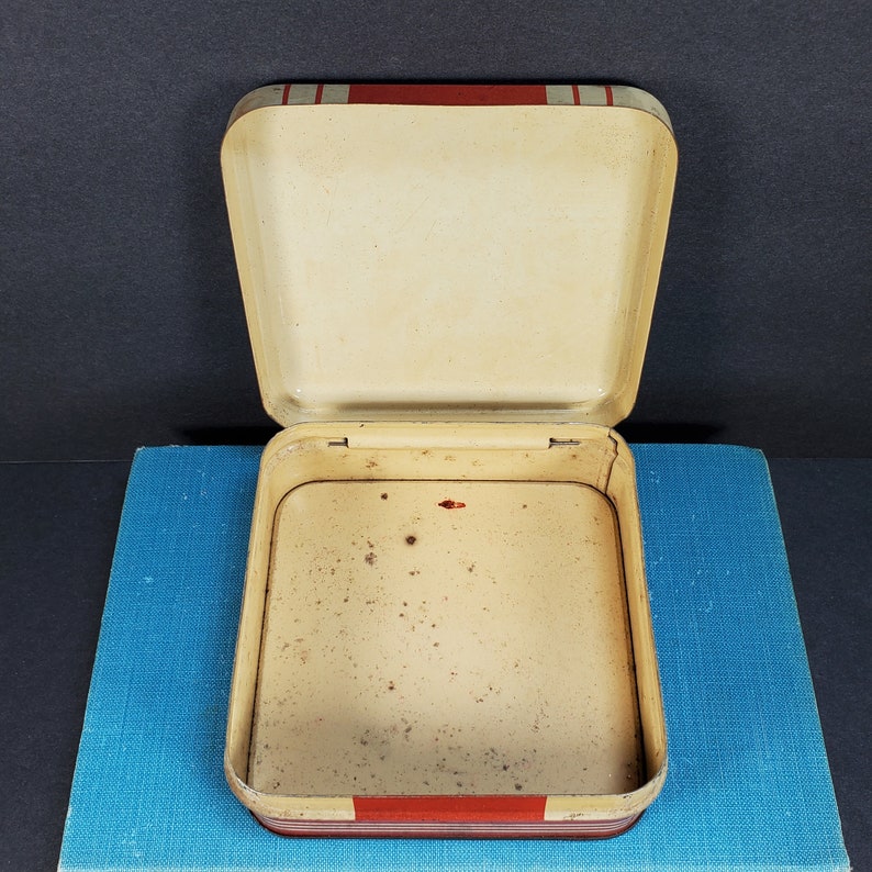 Boîte de rangement en métal vintage pour premiers soins, rouge blanc, boîte de rangement en métal, utilitaire sentinelle, trousse de premiers soins, boîte de rangement pour salle de bain, fabriquée aux États-Unis image 4