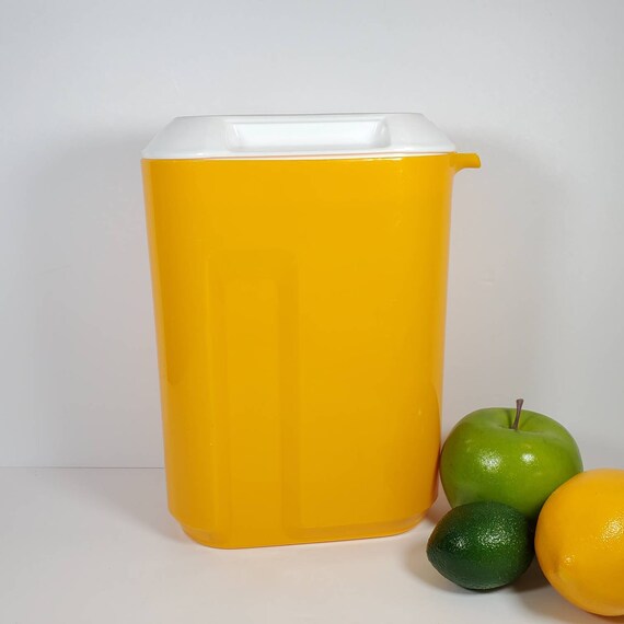 Vintage Golden Yellow Rubbermaid 2 Qt. Drink Pitcher With Lid 