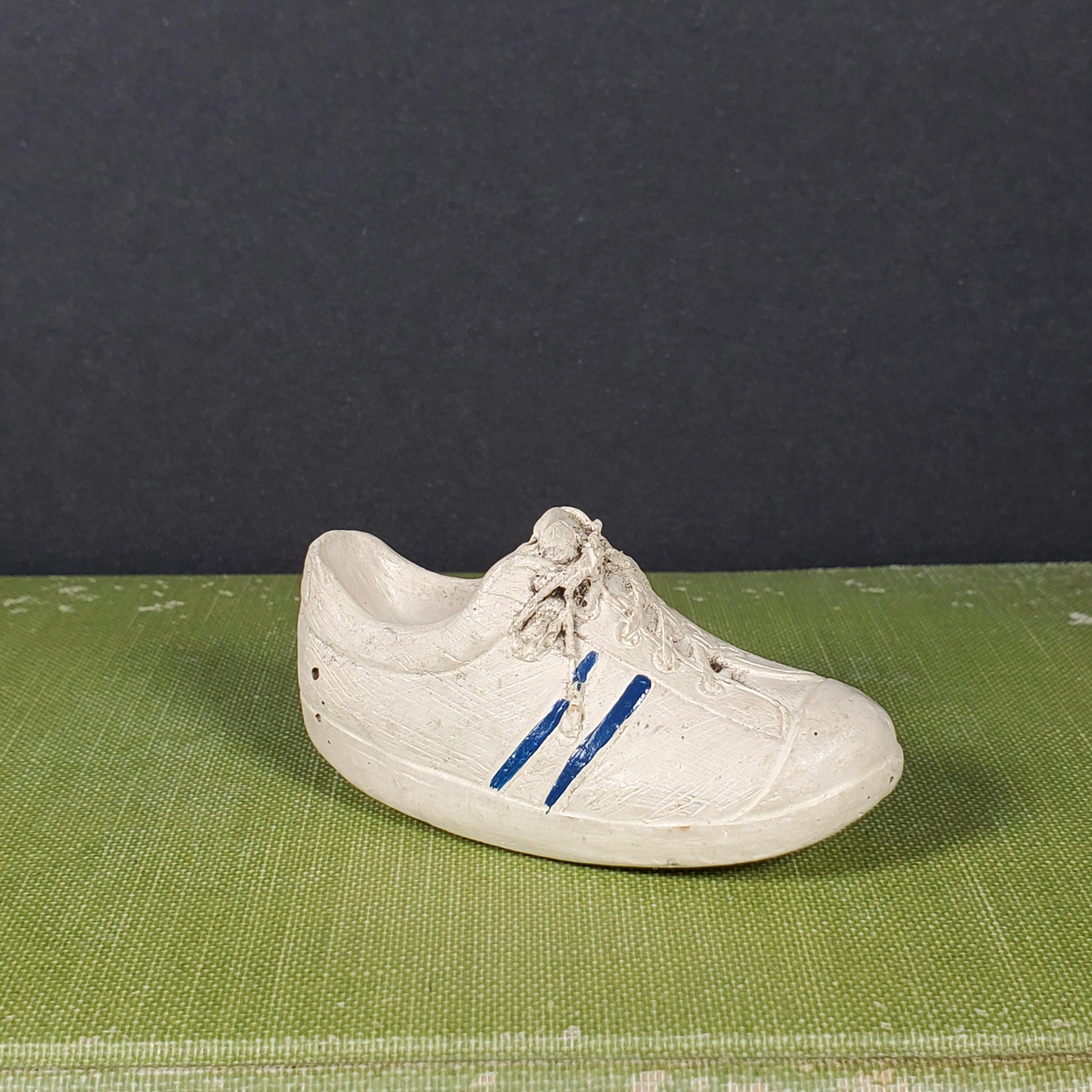 Zapato vintage con cuentas de cerámica y macramé, con rayas blancas y azules, para tenis, joyería artesanal, figura en miniatura de los años 70