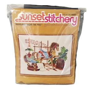Kit de bordado vintage de lana de oveja Sunset Stitchery Treasures From the Past 1978 NOS Escena frontal de tienda de antigüedades