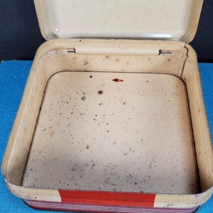 Boîte de rangement en métal vintage pour premiers soins, rouge blanc, boîte de rangement en métal, utilitaire sentinelle, trousse de premiers soins, boîte de rangement pour salle de bain, fabriquée aux États-Unis image 5