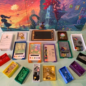 Pode incluir: Um organizador de jogo para o jogo de tabuleiro "The Crew: The Quest for Planet Nine". O organizador inclui uma variedade de compartimentos para guardar os componentes do jogo, incluindo cartas, dados, fichas e uma moldura. O organizador é feito de plástico branco e tem uma variedade de cores, incluindo vermelho, amarelo, verde, azul e roxo.
