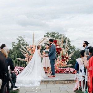 Velo de novia catedral vintage de encaje floral, tul suave, borde liso