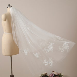 Beautiful Scattered Lace Bridal Veil Floral Lace Fingertip Veil with Blusher Veil Ivory Waltz Wedding Veil Lace Hip Length Veil Dance Veil
