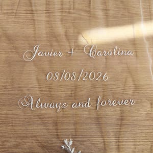 Bordados personalizados em véus, com nomes, datas e palavras (véu não incluído).