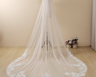 Velo da sposa in pizzo floreale a cattedrale: applicazioni dorate, tulle morbido