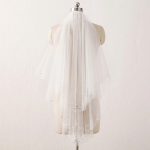 Short 2T beaded Lace Wedding Veil ,Lace Wedding Veil in Elbow, Fingertip,Peal Bridal Veil ,Bachelorette Veil Raw Edge