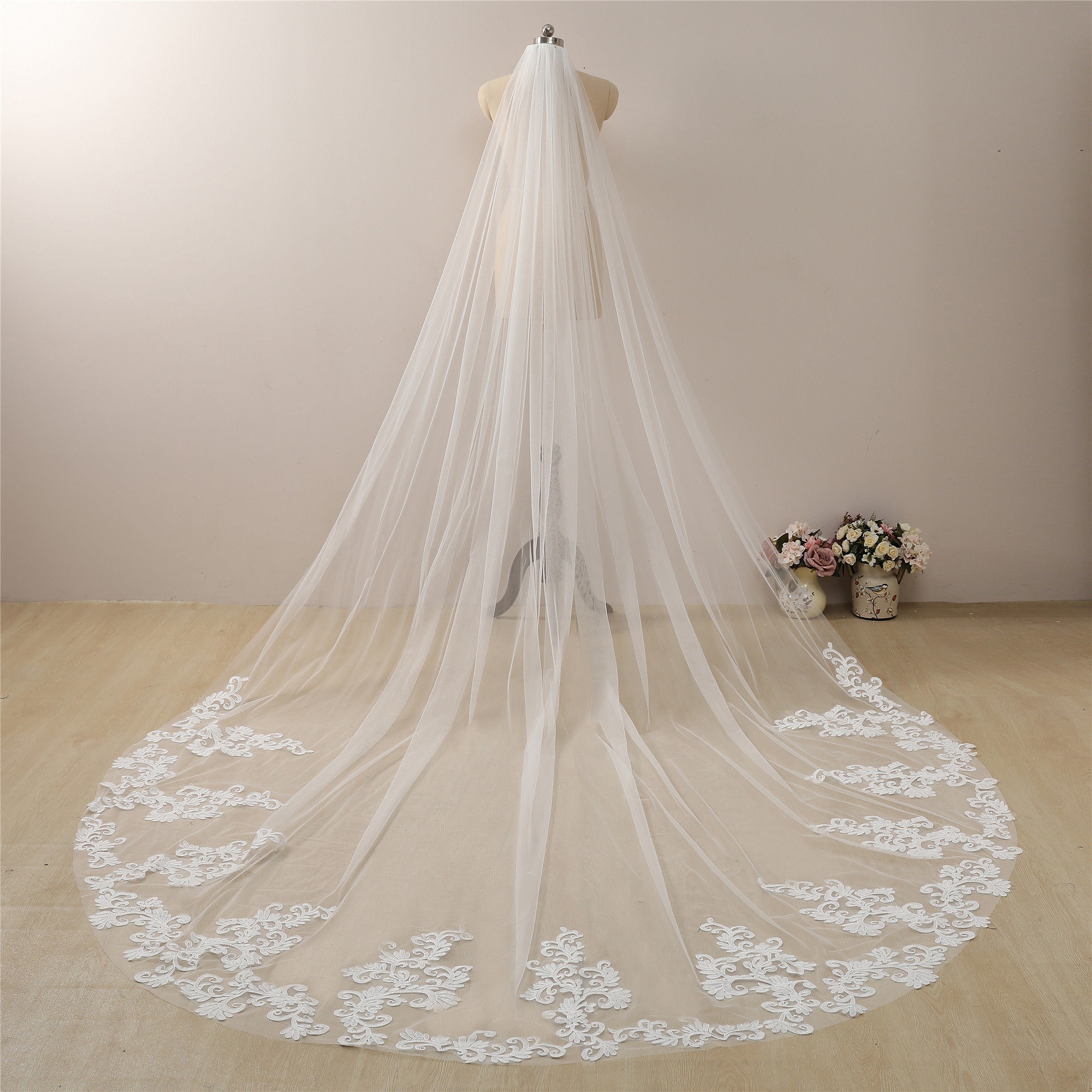 Vintage Floral Lace Wedding Veil: Ivory Boho Cathedral  display picture 1