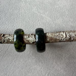 Naturligt isigt jademarmormönsterarmband Ringstorlek US 7 Minimalistiska smycken Medveten gåva COO U.S. i grönt svart och grönt grått