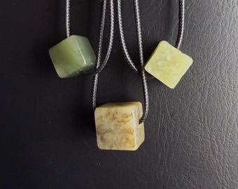 Natuurlijke jade kubus hanger ketting | Minimalistische stenen ketting | Olijfgroen · Karamel · Celadon | Uniek in zijn soort | Verstelbaar zwart koord