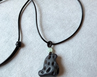 Natuurlijke paarse kleur jade Taihu stenen hanger ketting | Biologisch jadesnijwerk van een grot | 随形 | Paarse jadeketting | Uniseks zen-minimalistisch