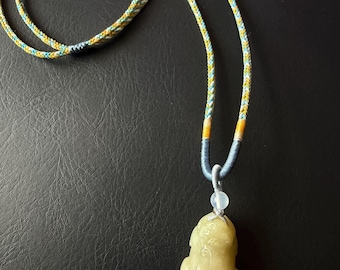 Natuurlijke jade pi xiu-hangerketting – gesneden ivoorgele jade pixiu, gevlochten zijden koord, maansteenaccent – feng shui rijkdom amulet rijkdom