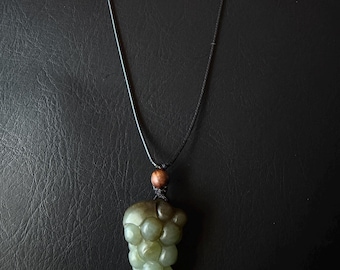 Handgesneden natuurlijke nefriet jade druif cluster hanger ketting | Verstelbaar veganistisch koord | Symbool voor overvloed | Unieke jadeketting