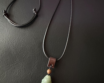 Natuurlijke jade pi xiu-hangerketting – blauwe celadon jade pixiu-bedel, leren houten kraal, verstelbaar koord – handgemaakt feng shui rijkdom-amulet