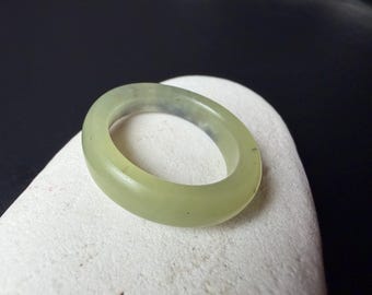 Natuurlijke jadering · Celadongroen-paars nefriet · Koepelband · Maat 7 · Stapelring Chinese jade · Minimalistische boho-ring