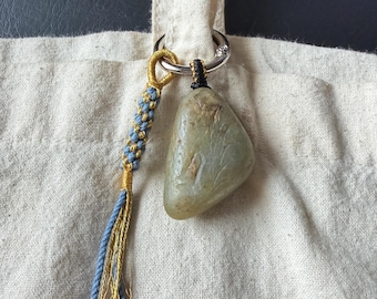 天然の川石、翡翠、未処理、手作りのバッグチャーム、カーチャーム、キーホルダー、平和のエネルギー、お母さんへの手作りギフト