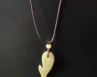 Handgemaakte nefriet jade vishanger ketting beige jade hanger | Aardse minimalistische stenen sieraden betekenisvol cadeau welvaartsbedel