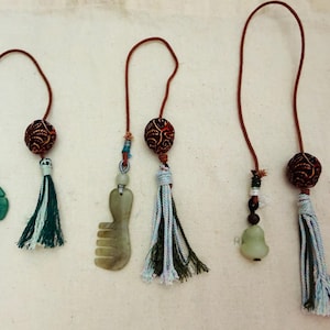 Handgemachter Jade Taschenanhänger/Lesezeichen mit Phoenix Walnus Perle und Quaste, Slow Fashion Mindful Geschenk, Jade Pixiu, Jade Kamm, Jade Blume Charme