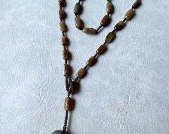 Natuurlijke bruine jade kralenketting | Omkeerbare inkt en bruine jade vishanger | Verstelbaar 24" handgeknoopt | Chinese jade visbedel