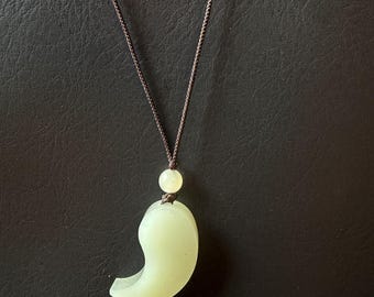 Natuurlijke jade halve maan hanger ketting | Celadon groene gepolijste jade | Unieke statementketting | Feng Shui-beschermingssieraden