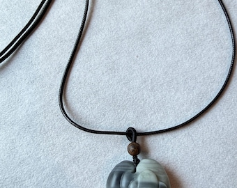 Natuurlijke inktkleurige jade berg hanger ketting | Handgesneden Chinese jade | Landschap met inktwas | Wabi-Sabi Minimalistisch | Uniek cadeau