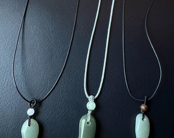 Handgemaakte nefriet jade vishanger ketting blauwgroene jade hanger | Aardse minimalistische stenen sieraden betekenisvol cadeau welvaartsbedel