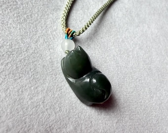 Collier pendentif chat en jade vert naturel breloque chat en jade sculpté, cordon tressé réglable en jade olive foncé, cadeau unique en son genre pour les amoureux des chats
