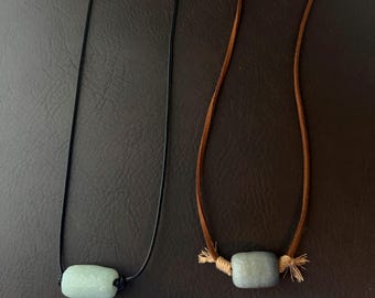Natuurlijke jade vatkralenketting | Celadon groene jade hanger | Verstelbaar gewaxt koord of veganistisch leer | Minimalistische jadesieraden | Handgemaakt