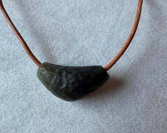 Handgemaakte groenbruine jadeketting, ruw nefriet verstelbaar leren koord boho, uniseks natuursteenketting