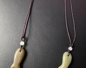 Handgemaakte nefriet jade vishanger ketting bruin en beige jade hanger | Aardse minimalistische stenen sieraden betekenisvol cadeau welvaartsbedel