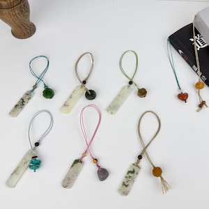 Marcador de Livro/Pingente de Bolsa Artesanal em Jade • Pingente de Jade Natural • Pingente Minimalista em Jade • Presente Artesanal em Jade • Pingente de Jade para Bolsa • Presente para Leitores