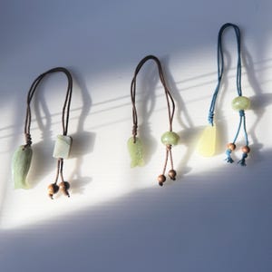 Colgante de jade natural hecho a mano, ideal como adorno para bolso, marcapáginas o llavero. Diseño único, regalo artístico y significativo. Set de regalo con dije de jade de la prosperidad.