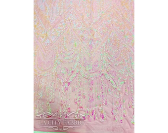 Könnte beinhalten: Pinkfarbener, irisierender Paillettenstoff mit geometrischem Muster. Die Pailletten sind in einem kaskadierenden Design angeordnet, das einen schimmernden Effekt erzeugt. Der Stoff ist weich und leicht, was ihn ideal für eine Vielzahl von Projekten macht.