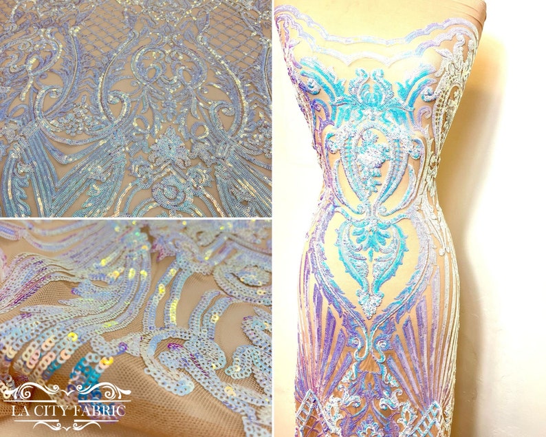 Op de afbeelding: Iridescent blauwe en paarse paillettenstof met een bloemenpatroon op een transparante mesh-basis. De stof is getoond gedrapeerd op een paspop en als close-up.