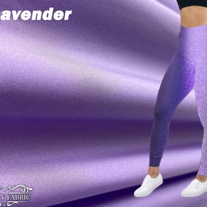 Puede incluir: Leggins de color lavanda con un sutil efecto degradado. Los leggins est&aacute;n hechos de una tela suave y el&aacute;stica y tienen un ajuste c&oacute;modo.