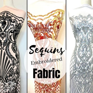 Op de afbeelding: Drie mannequins tonen verschillende kleuren van met pailletten geborduurde stof. De stof heeft een zwart, goud en zilver ontwerp. De stof is doorschijnend en heeft een delicaat, ingewikkeld patroon. De tekst "Sequins Embroidered Fabric" staat in het midden van de afbeelding.
