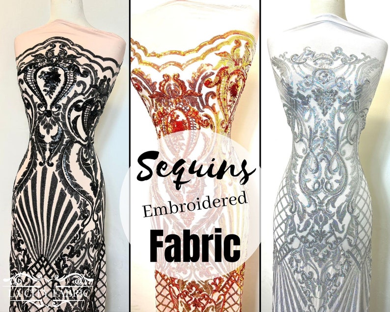 Op de afbeelding: Drie mannequins tonen verschillende kleuren van met pailletten geborduurde stof. De stof heeft een zwart, goud en zilver ontwerp. De stof is doorschijnend en heeft een delicaat, ingewikkeld patroon. De tekst "Sequins Embroidered Fabric" staat in het midden van de afbeelding.
