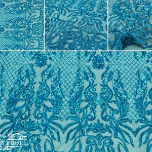 Op de afbeelding: Een turquoise stof met een ingewikkeld geborduurd patroon met dichte pailletten. Het ontwerp bestaat uit herhalende bloem- en krulmotieven over een ruitvormig gaasrooster. De tekst LA CITY FABRIC is zichtbaar in de hoek van de afbeelding.