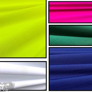 Puede incluir: Cinco muestras de tela en diferentes colores: amarillo ne&oacute;n, rosa brillante, verde bosque, azul marino y blanco. Las muestras est&aacute;n dobladas y muestran la textura de la tela.