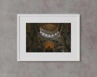 Puede incluir: Una vista del interior de una gran iglesia ornamentada con una cúpula dorada y detalles intrincados. La cúpula está decorada con patrones dorados y blancos, y las paredes están adornadas con pinturas y esculturas.