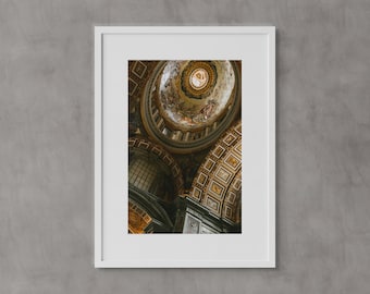 Puede incluir: Impresión enmarcada de un interior arquitectónico detallado. La imagen captura una perspectiva en contrapicado de un techo abovedado con intrincados frescos y detalles arquitectónicos ornamentados. La paleta de colores está dominada por tonos cálidos de oro, marrón y beige.