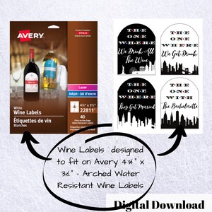 Op de afbeelding: Vier zwart-witte bedrukbare wijnflessetiketten met een New York City skyline-ontwerp. De etiketten bevatten de tekst "The One Where" gevolgd door een andere zin op elk etiket: "We Drink All The Wine", "We Get Drunk", "They Get Married" en "The Bachelorette". De etiketten zijn ontworpen om te passen op Avery 4 3/4" x 3 1/2" gewelfde waterbestendige wijnetiketten.