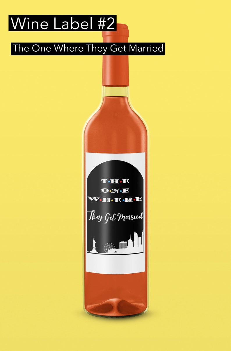 Op de afbeelding: Een wijnfleslabel met een zwart-wit ontwerp met de tekst "THE ONE WHERE They Get Married" in een gestileerd lettertype. Het label bevat ook een silhouet van de skyline van New York.