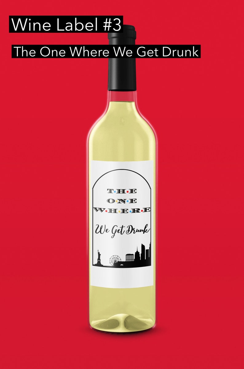 Op de afbeelding: Een fles witte wijn met een etiket waarop "The One Where We Get Drunk" staat in zwarte tekst met gekleurde stippen. Het etiket toont ook een zwart silhouet van de skyline van New York.