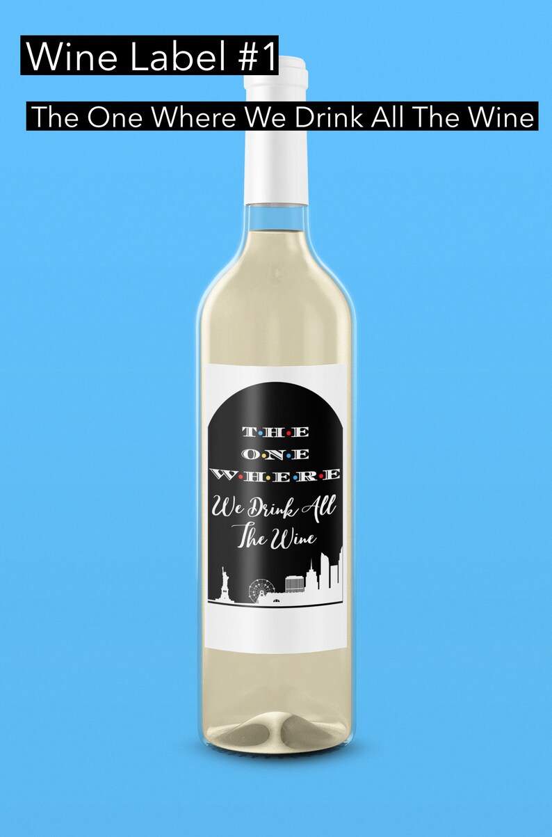 Op de afbeelding: Een witte wijnfles met een zwart-wit etiket waarop staat "The One Where We Drink All The Wine". Het etiket heeft een zwarte boog met de woorden "THE ONE WHERE" in wit met gekleurde stippen. Het etiket heeft ook een zwart-witte illustratie van de skyline van New York.