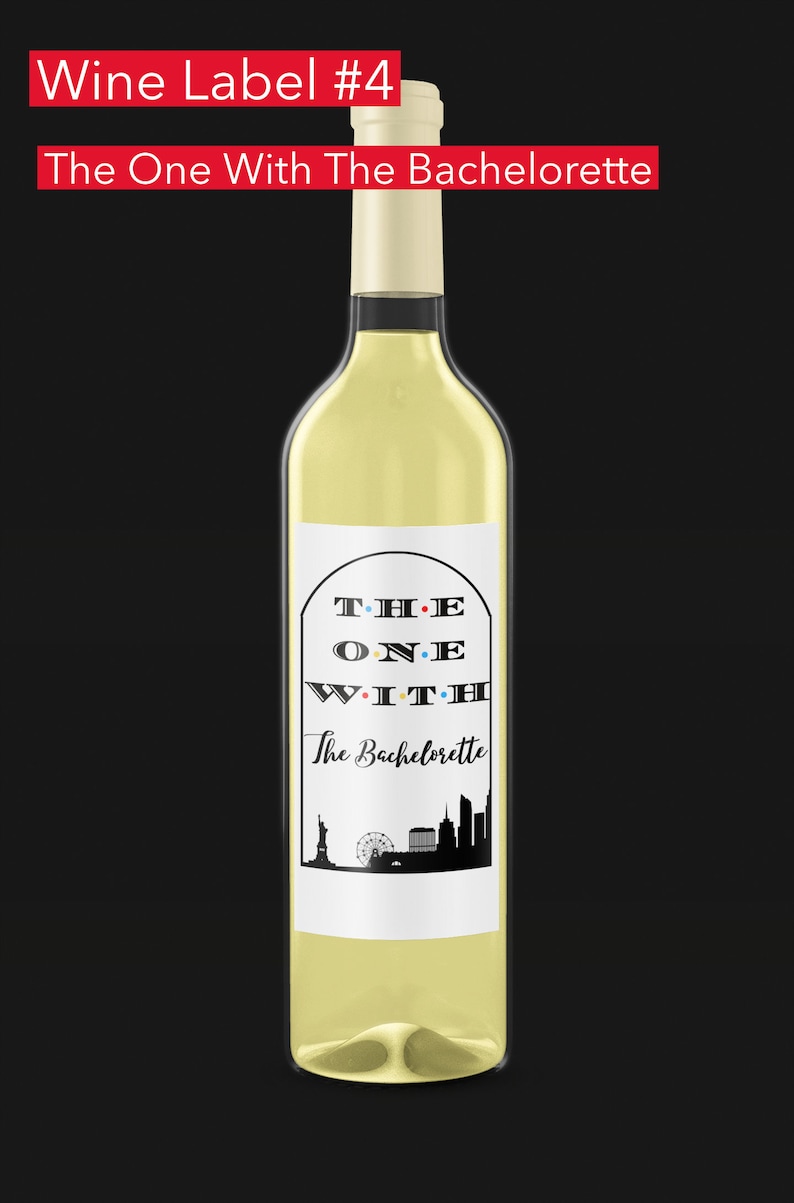 Op de afbeelding: Witte wijnfles met een etiket waarop "The One With The Bachelorette" staat in zwarte tekst met gekleurde stippen. Het etiket toont ook een zwart silhouet van de skyline van New York.