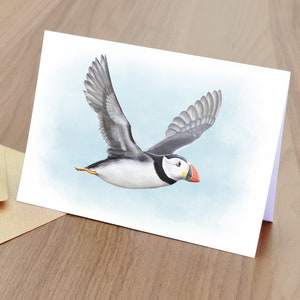 Cartão de saudações em branco Puffin in Flight - Vida Selvagem Britânica