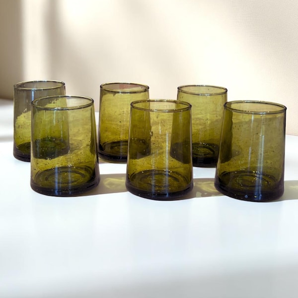 Juego de 6 vasos Beldi marroquíes verde oliva, vasos para beber reciclados hechos a mano, vasos altos soplados a mano, artículos de bar de mediados de siglo